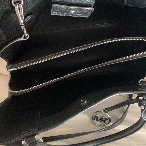Like new MK purse! - Picture 2 of 3